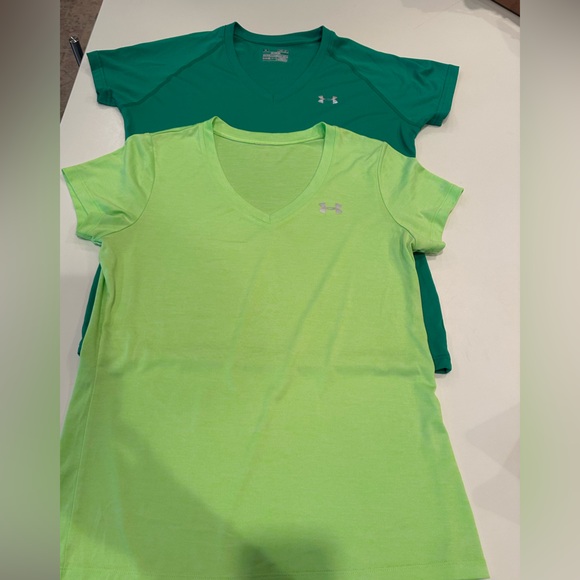 Under Armour women’s heat gear v neck T shirts. Medium semi-fitted preowned - Picture 1 of 3